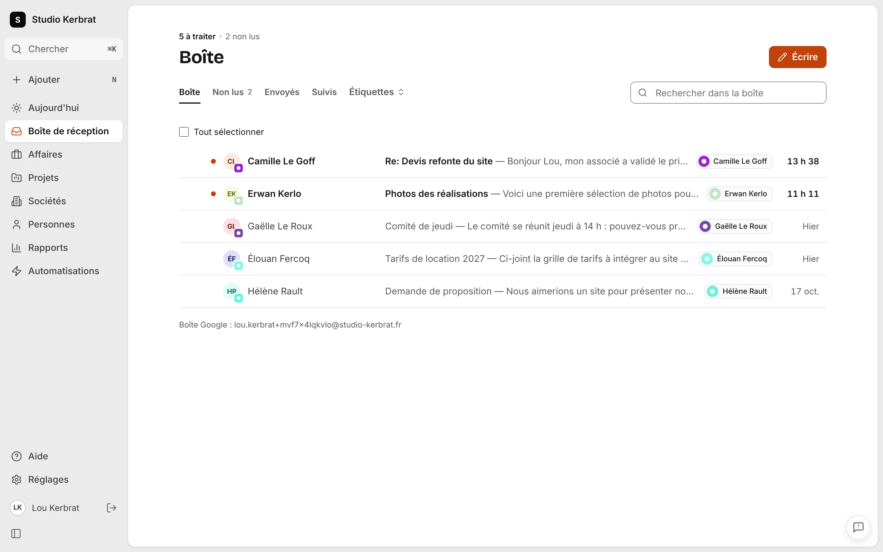 La boîte de réception dans le CRM : cinq fils à traiter, dont deux non lus, avec l’expéditeur, l’objet et l’heure.